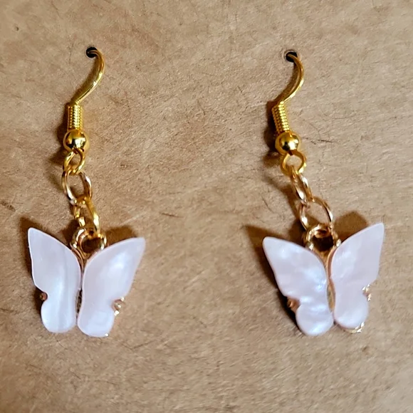 ⭕️3/$10Powder pink butterfly earings - Picture 1 of 3